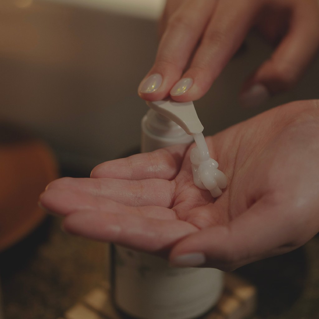 取出适量柔发素于掌心细软发质可减少用量