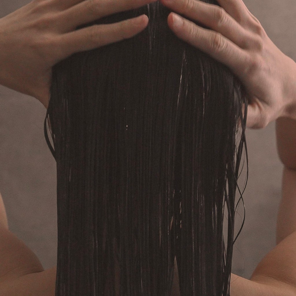 将柔发素均匀涂抹于发中至发尾避免接触头皮以免产生油腻