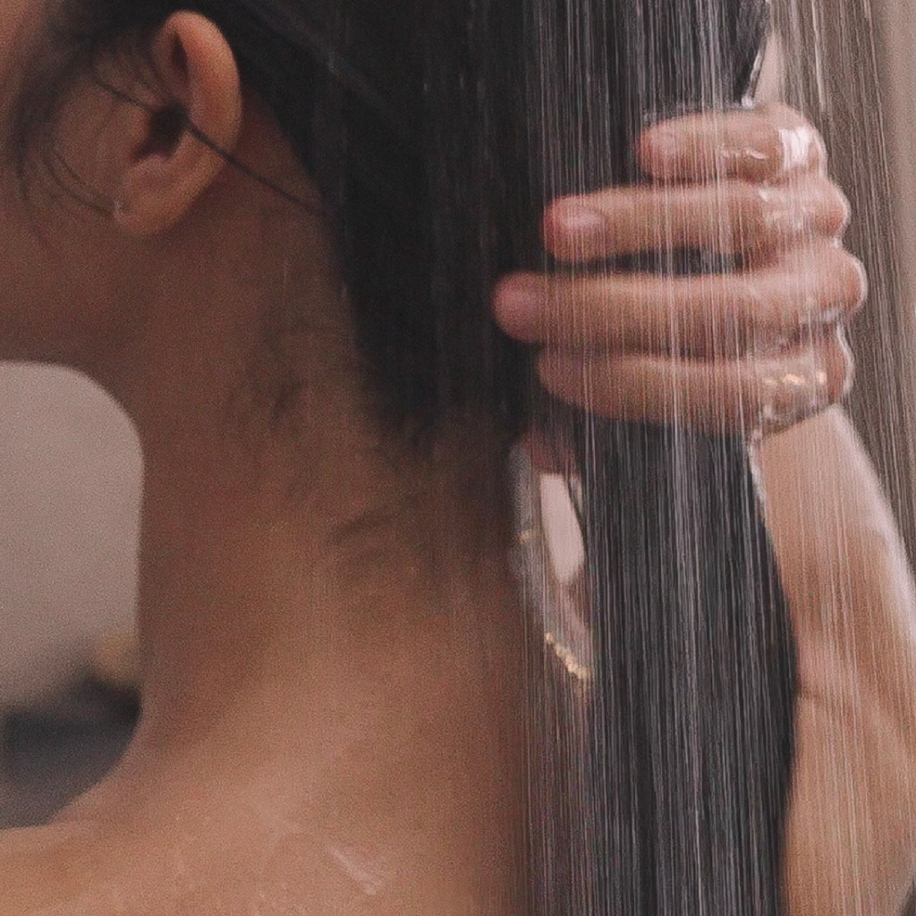 洗发后轻轻挤干多余水分确保柔发素均匀覆盖并滋养头发