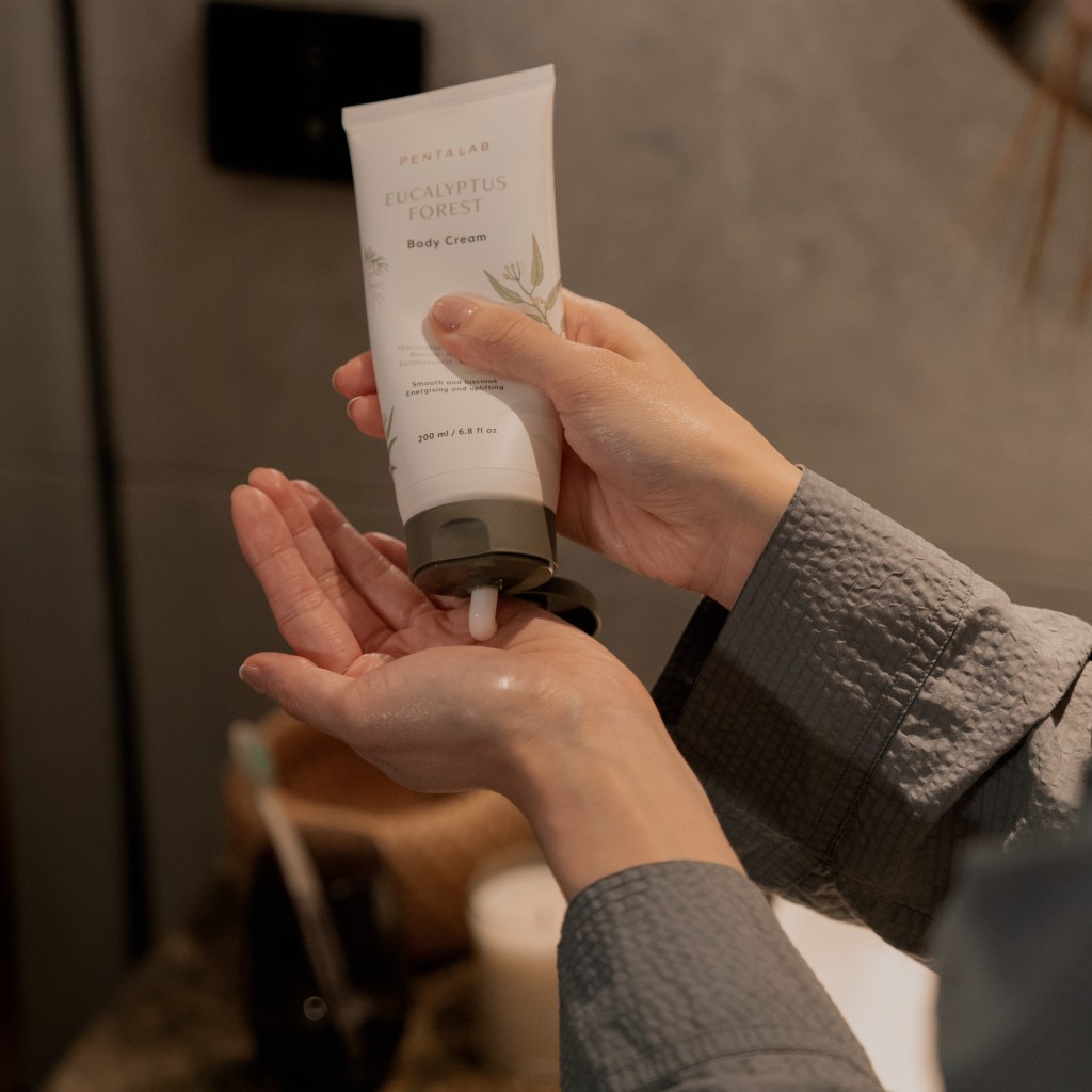 沐浴后涂抹蓝桉沁润身体乳